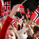Norske flagg hilste Kongen og Dronningen da de kom til Valldal. Foto: Liv Anette Luane, Det kongelige hoff